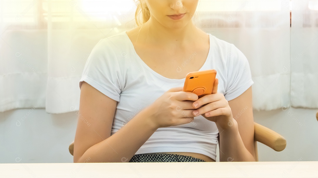 smartphone na mão da mulher