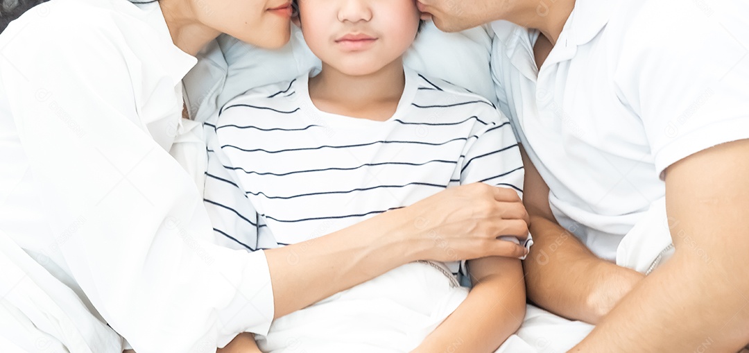 pai mãe e filho deitado na cama