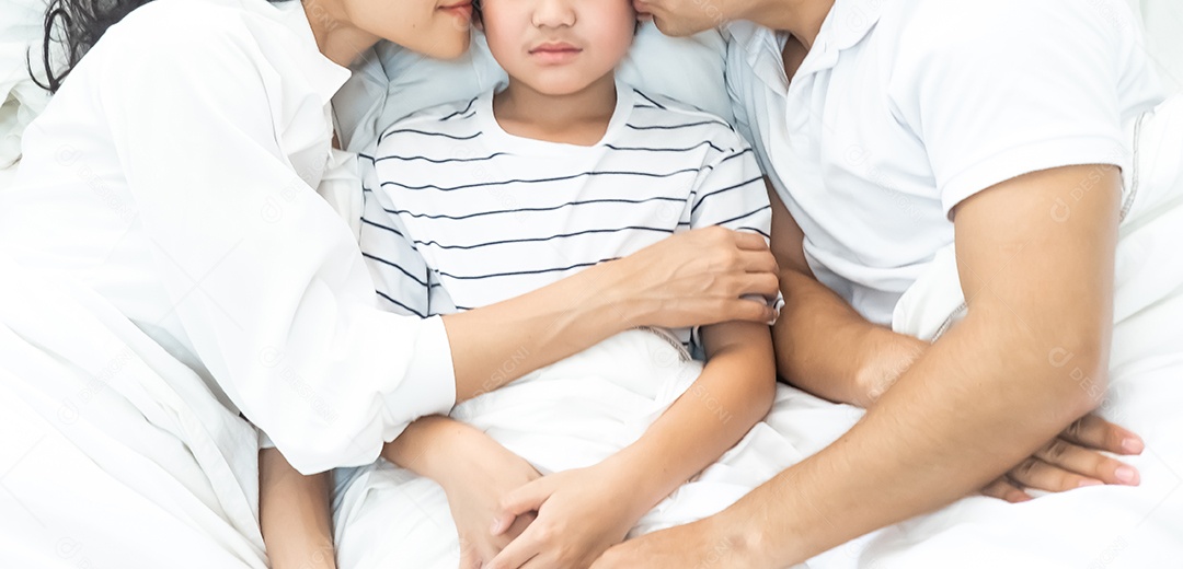 pai mãe e filho deitado na cama