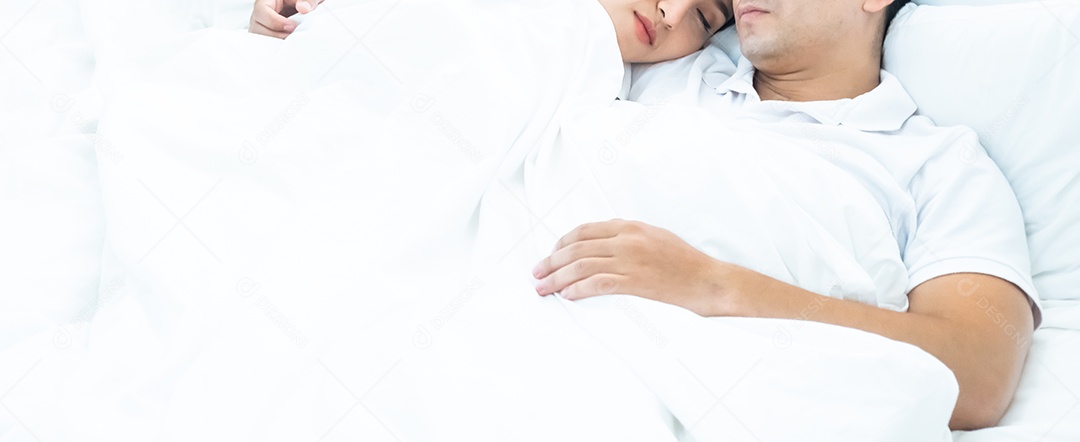 jovem casal deitado na cama