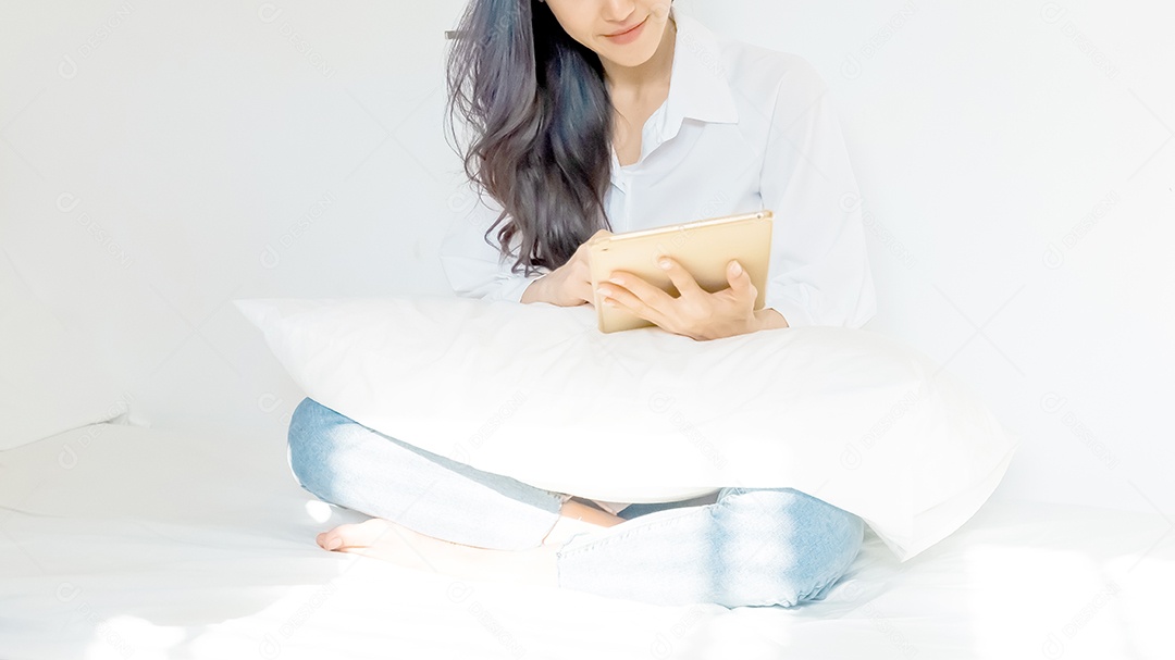 tablet na mão de uma mulher