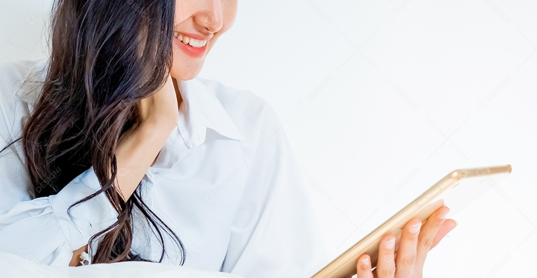 tablet na mão de uma mulher