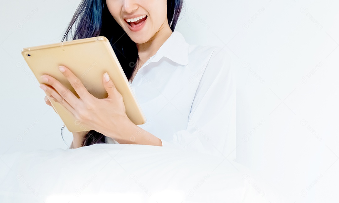 tablet na mão de uma mulher