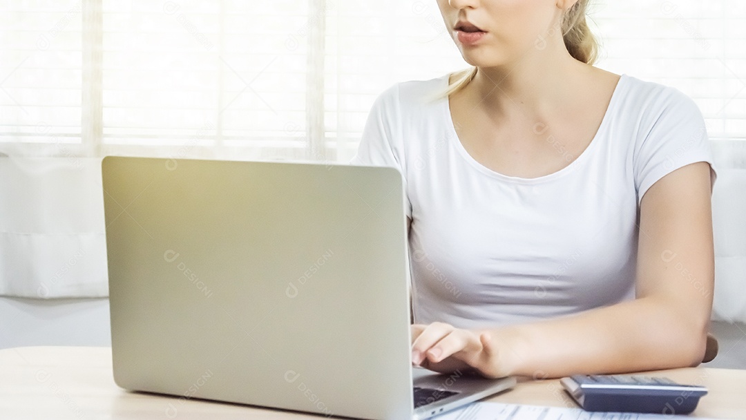 mulher usando um laptop