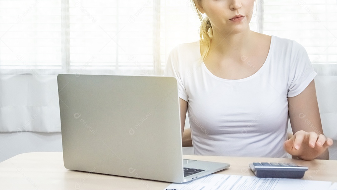 mulher usando um laptop