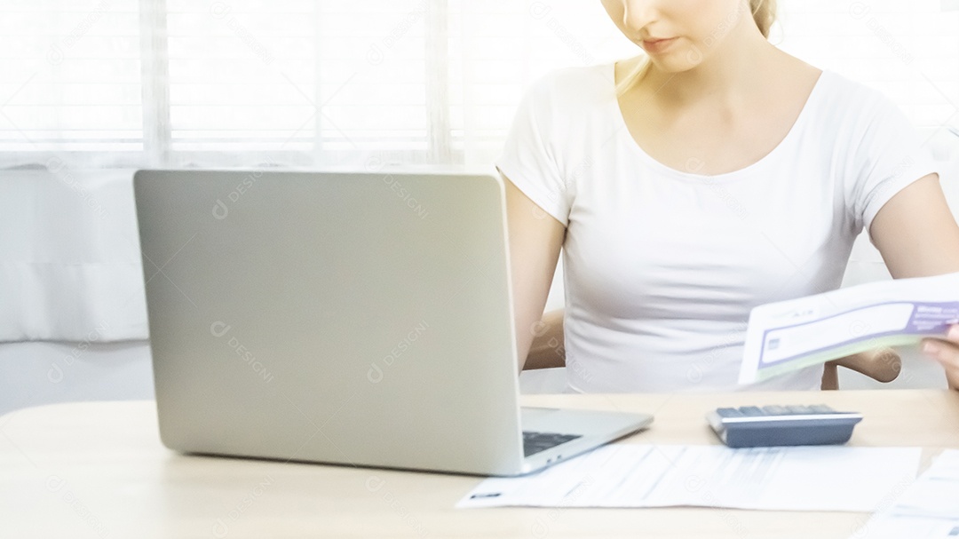 mulher usando um laptop