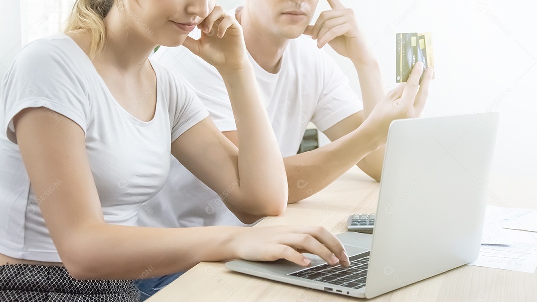 Homem e mulher estão endividados com faturas de cartões de crédito.