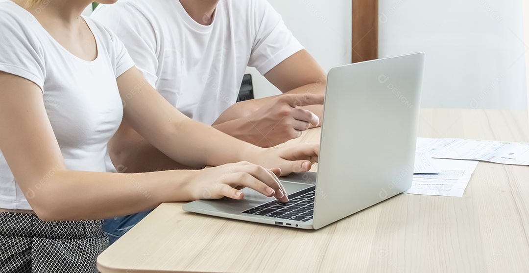 Homem e mulher estão endividados com faturas de cartões de crédito.