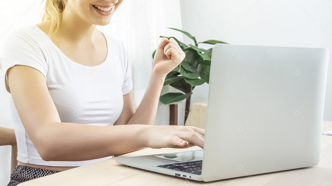 mulher usando um laptop