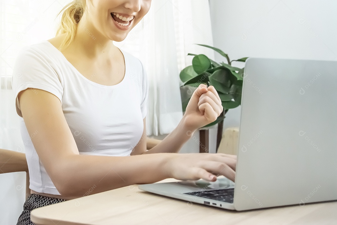 mulher usando um laptop