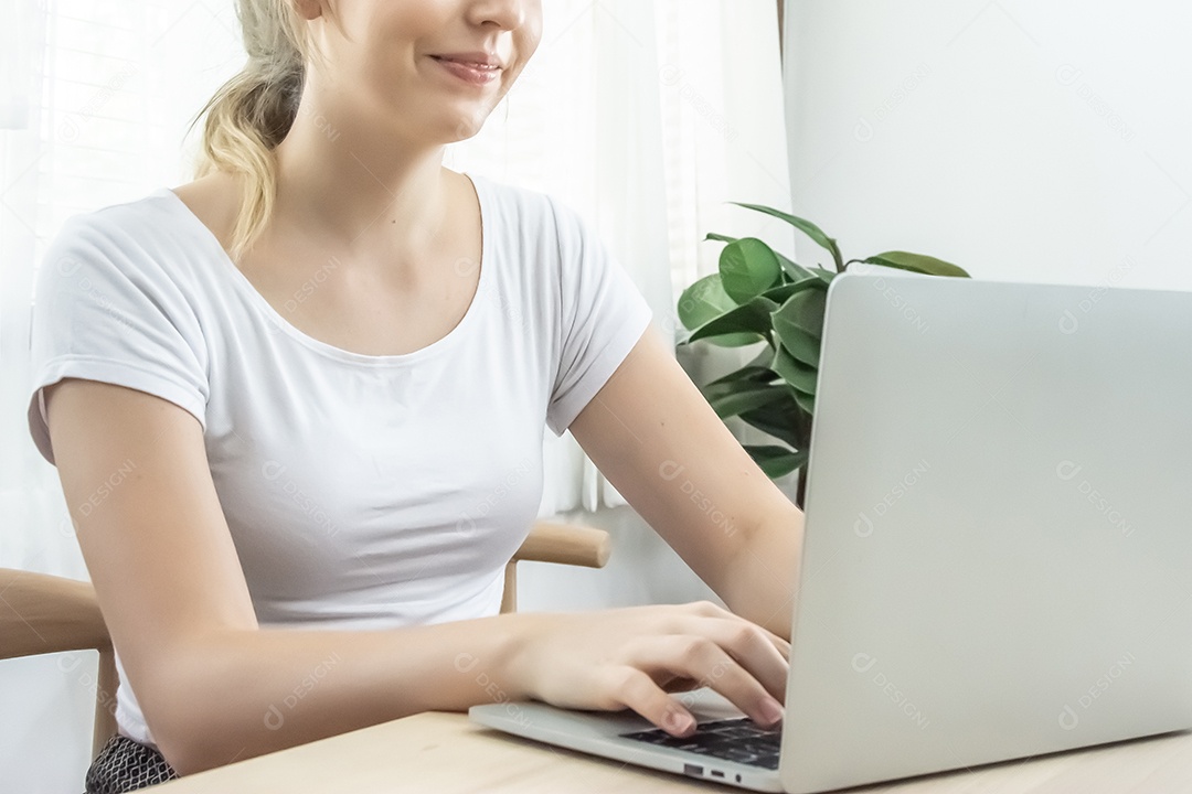 mulher usando um laptop