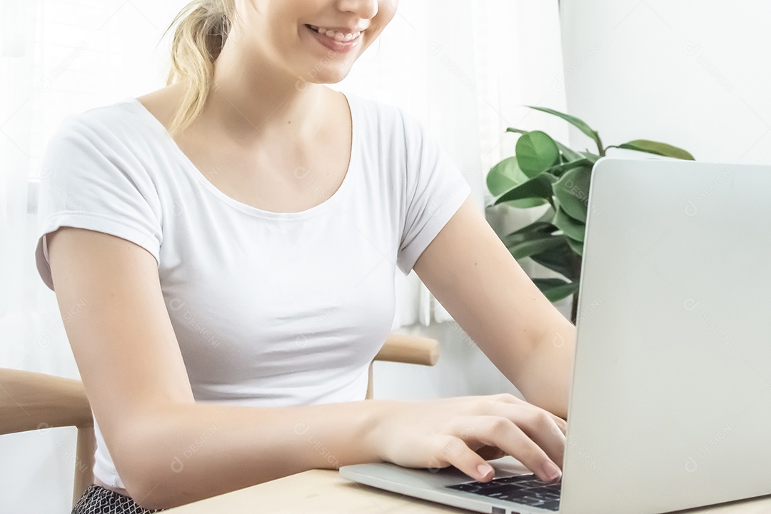 mulher usando um laptop