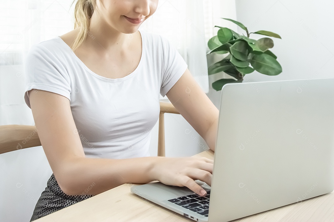 mulher usando um laptop