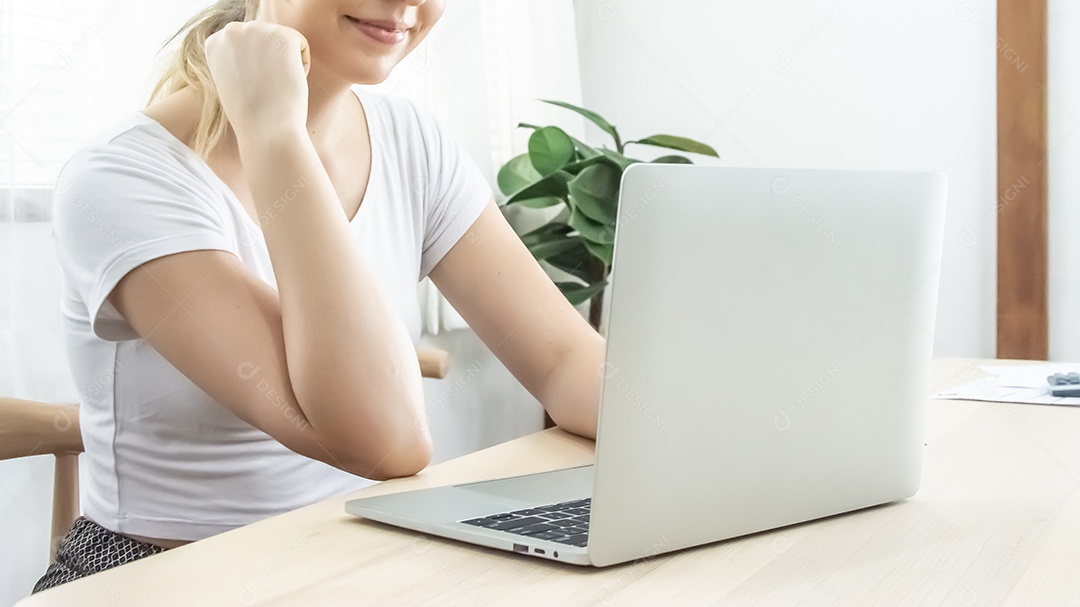 mulher usando um laptop