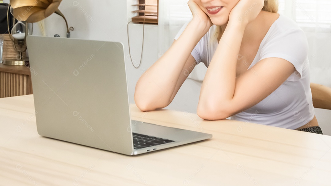 mulher usando um laptop