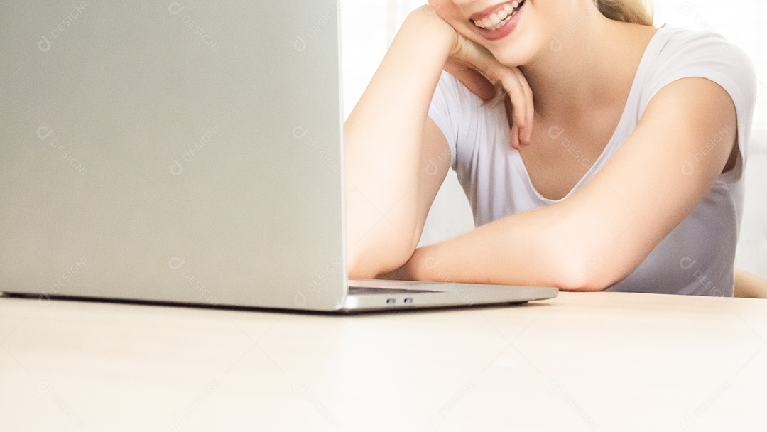 mulher usando um laptop