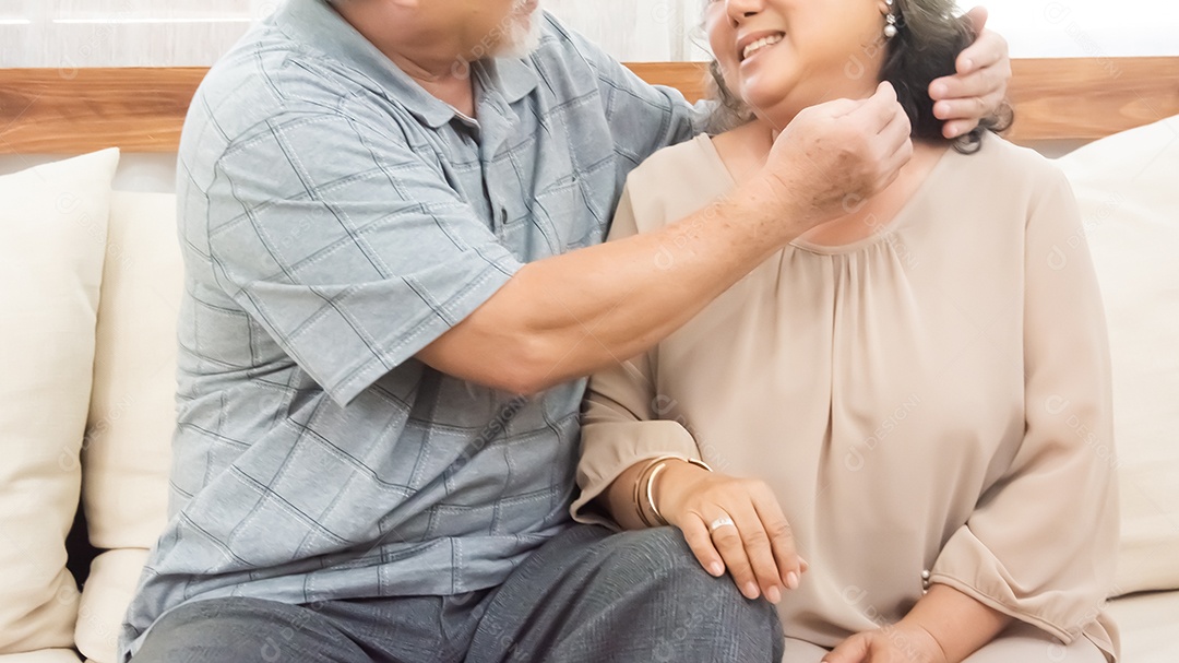 Casais velhos estão mostrando amor um ao outro.