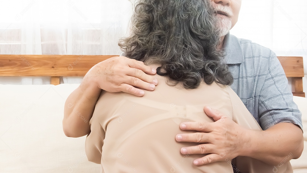 Casais velhos estão mostrando amor um ao outro.