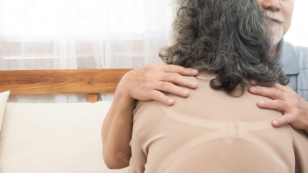 Casais velhos estão mostrando amor um ao outro.