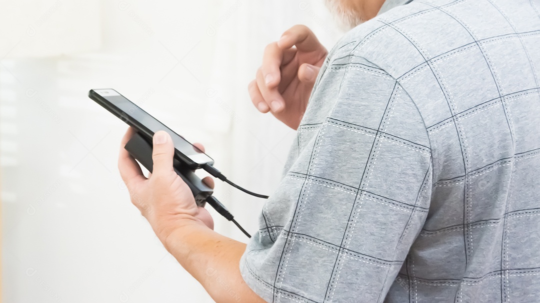 smartphone na mão do velho