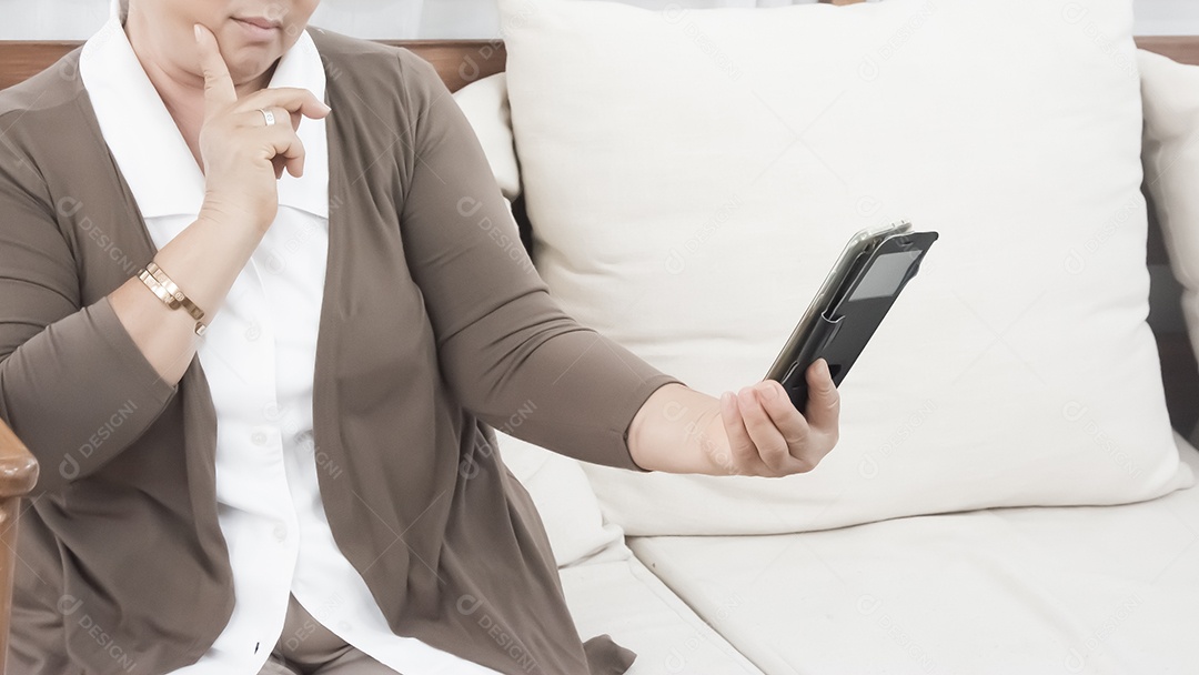 smartphone na mão do velho