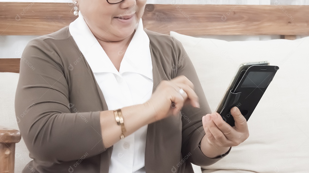 smartphone na mão do velho