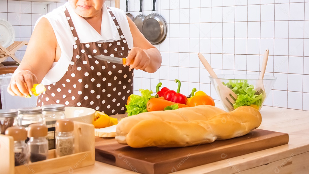 velha cozinhando na cozinha