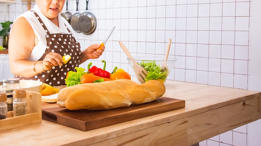 velha cozinhando na cozinha