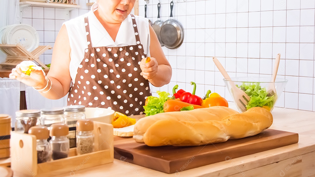 velha cozinhando na cozinha