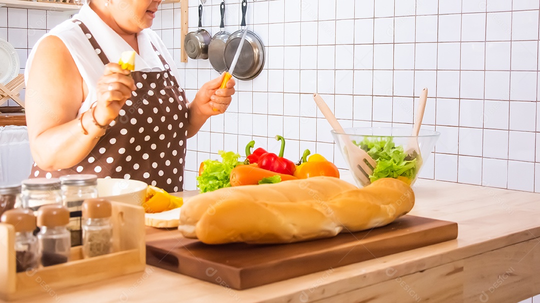 velha cozinhando na cozinha
