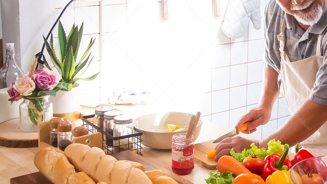 velho cozinhando na cozinha