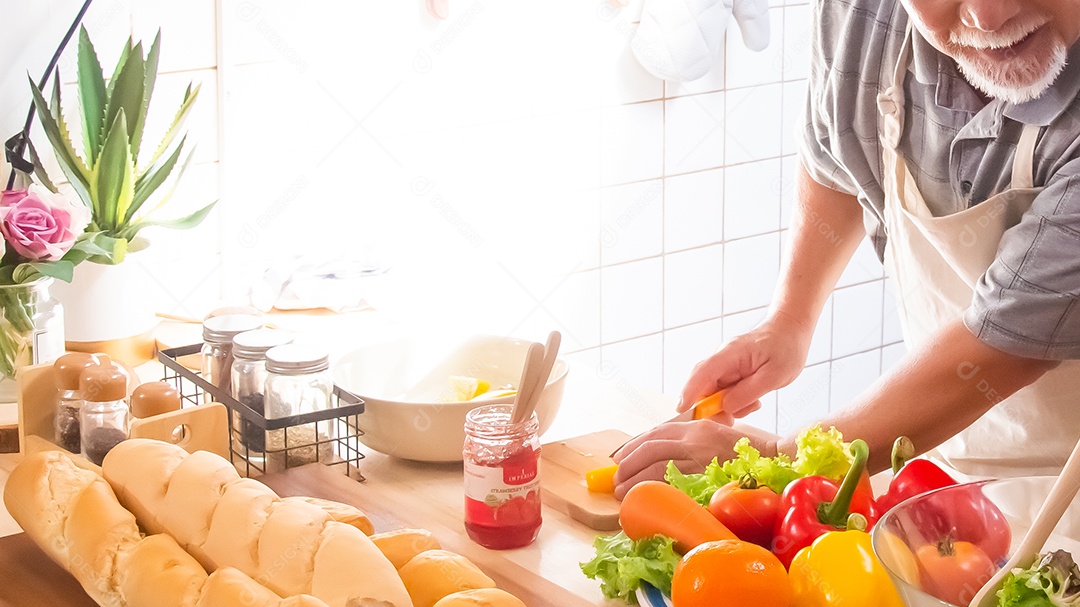 velho cozinhando na cozinha