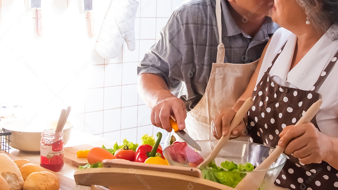 Casal de idosos está ajudando a cozinhar na cozinha.