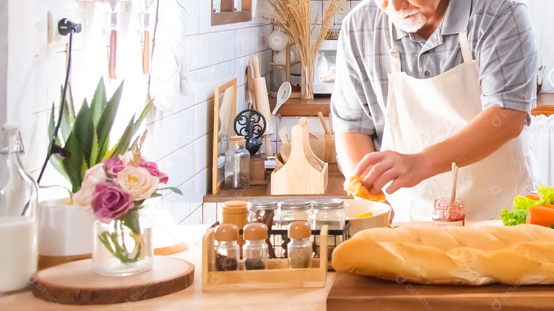 velho cozinhando na cozinha