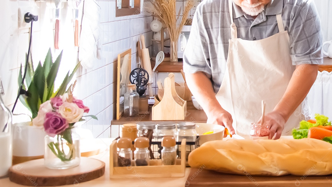 velho cozinhando na cozinha