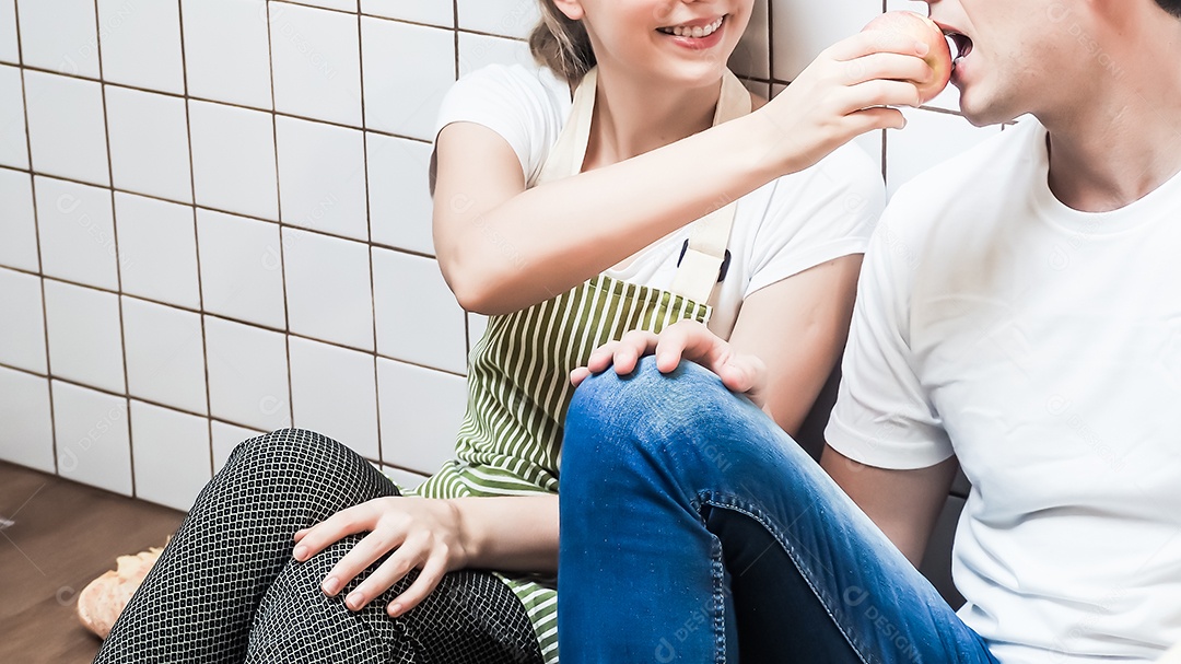 Jovem mulher alimentando frutas para jovem
