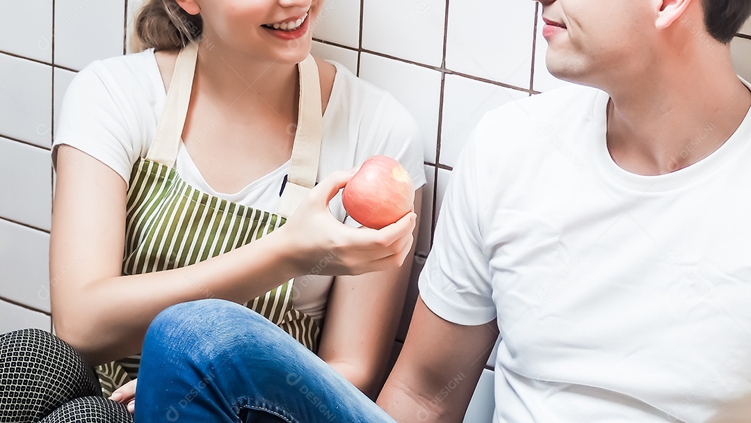 Jovem mulher alimentando frutas para jovem
