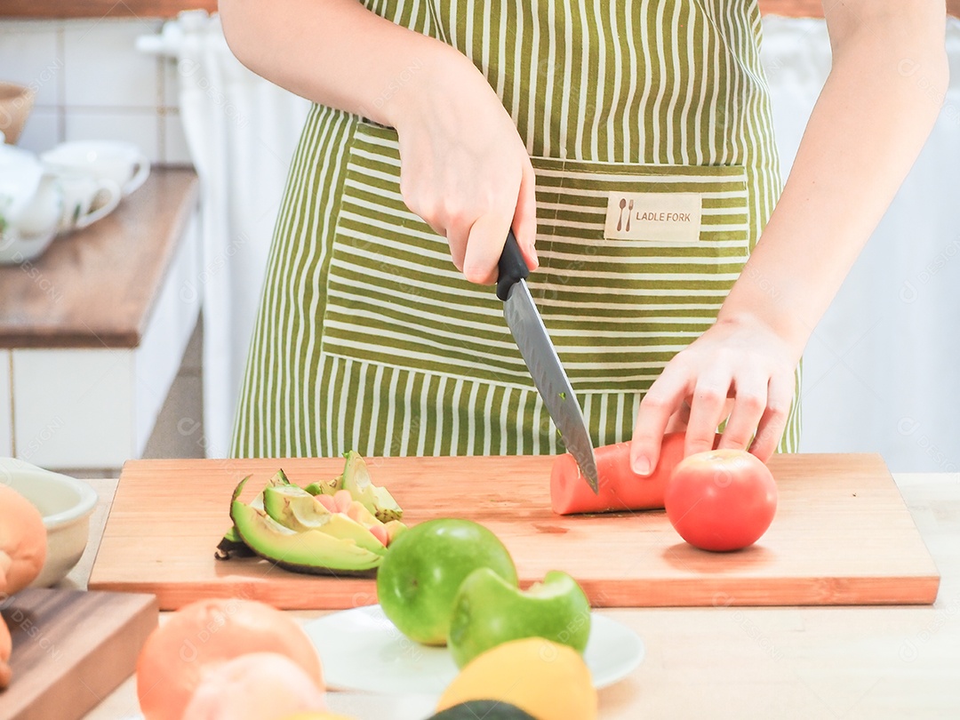 mulher na cozinha preparando comida