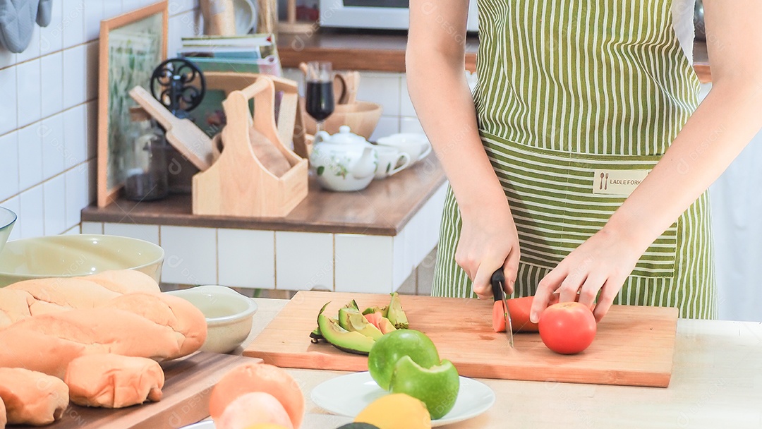 mulher na cozinha preparando comida