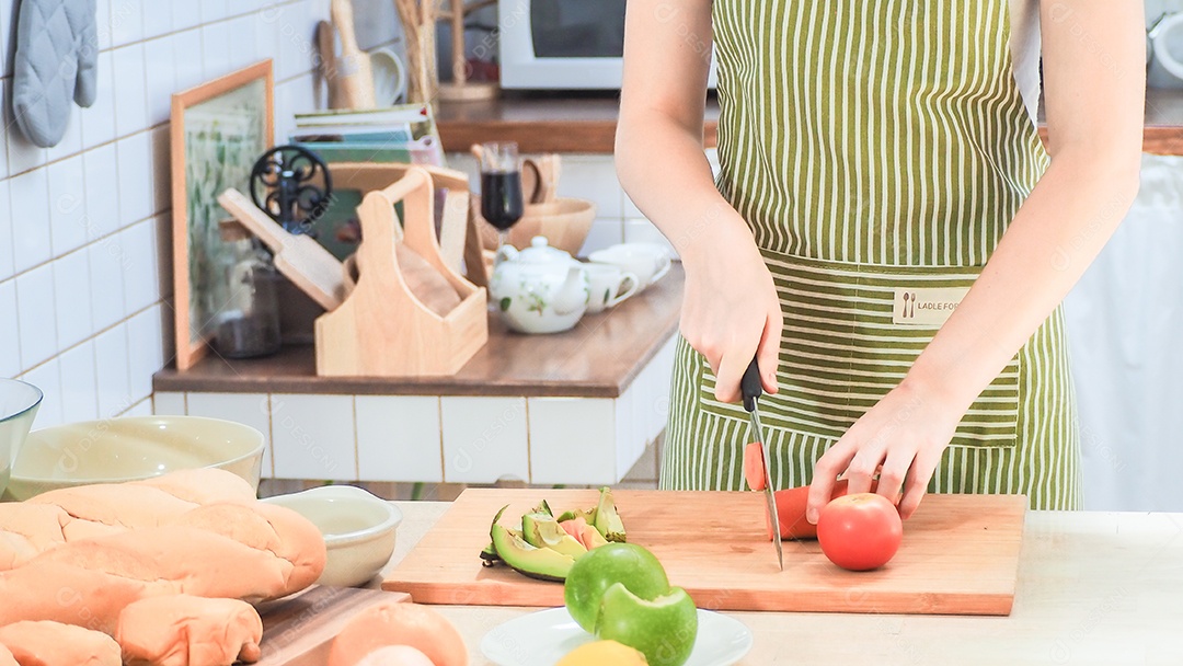 mulher na cozinha preparando comida