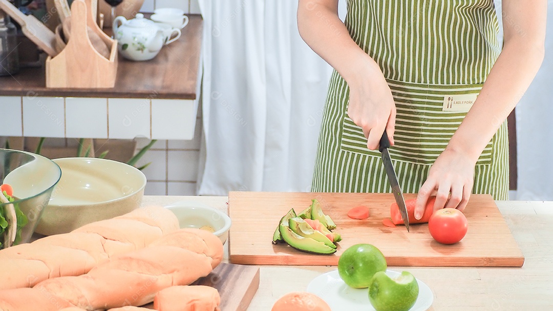 mulher na cozinha preparando comida