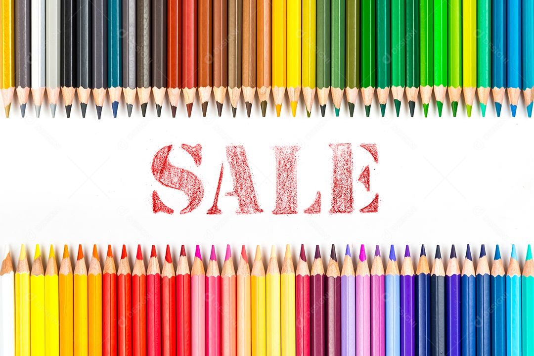 Varas de madeira multicoloridas Lápis de cor de madeira e venda em fundo branco