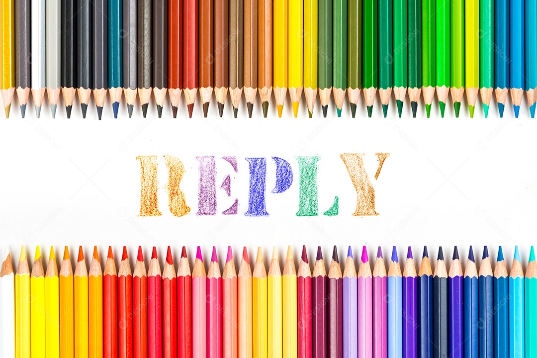 Varas de madeira multicoloridas Lápis de colorir de madeira no fundo branco