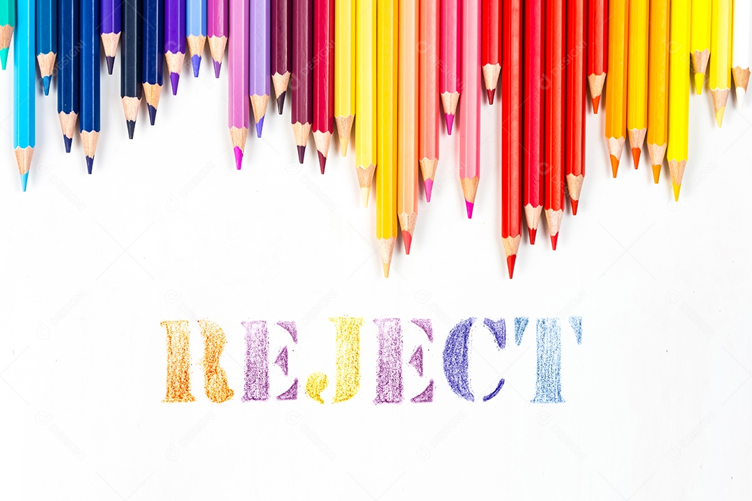 Varas de madeira multicoloridas Lápis de colorir de madeira no fundo branco