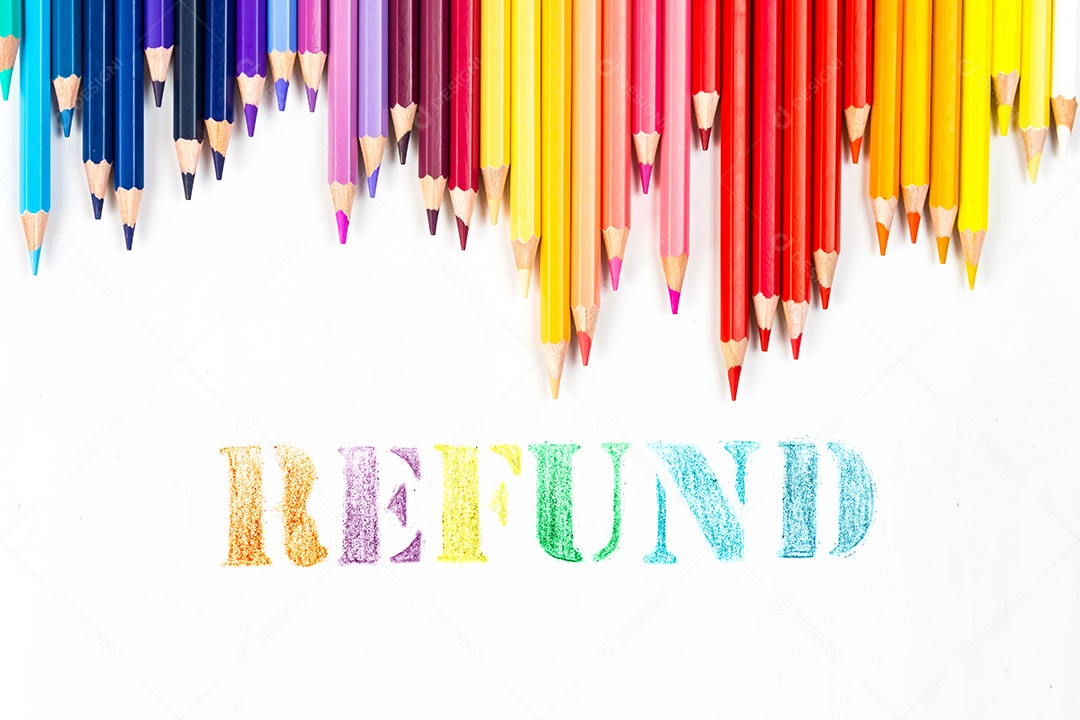 Varas de madeira multicoloridas Lápis de colorir de madeira no fundo branco