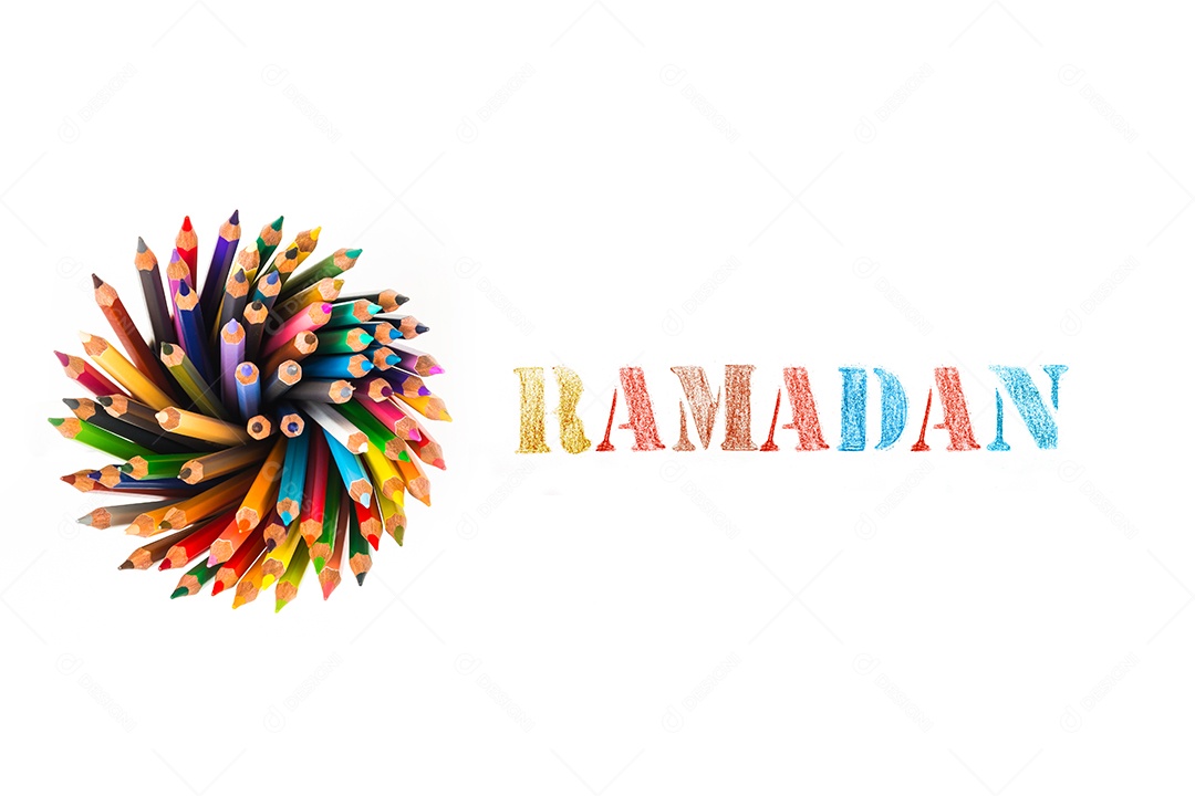 Varas de madeira multicoloridas Lápis de colorir de madeira no fundo branco