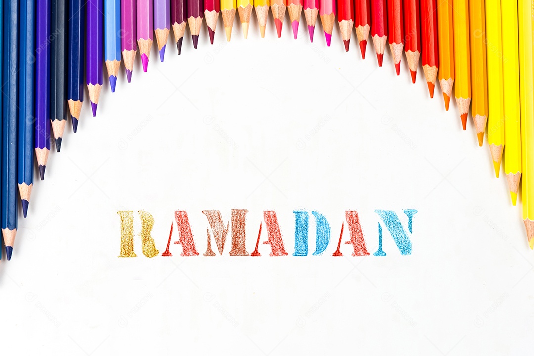 Varas de madeira multicoloridas Lápis de colorir de madeira no fundo branco