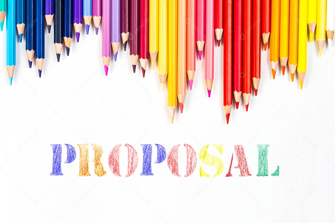 Varas de madeira multicoloridas Lápis de colorir de madeira no fundo branco