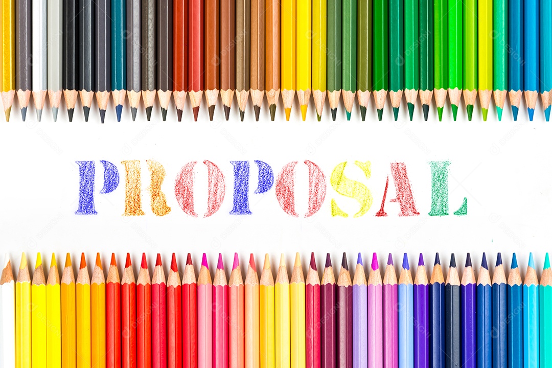 Varas de madeira multicoloridas Lápis de colorir de madeira no fundo branco