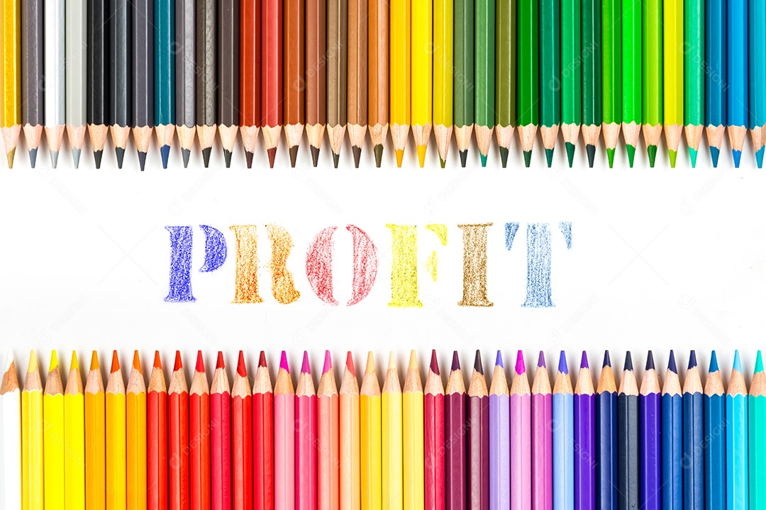 Varas de madeira multicoloridas Lápis de colorir de madeira no fundo branco